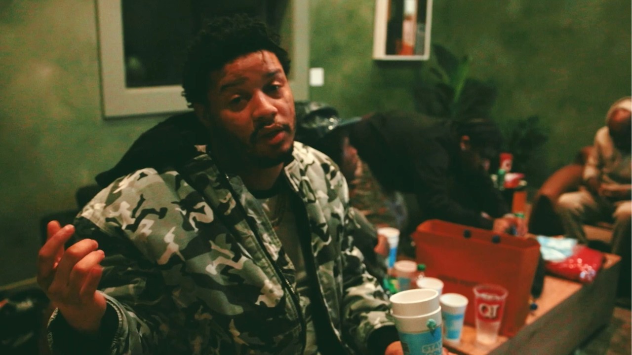 Veeze  - Wrong place, Wrong time  (Official Music Video) thumbnail from YouTube