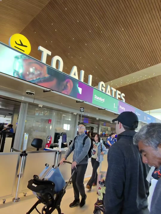 Some people at the airport… psh thumbnail from TikTok