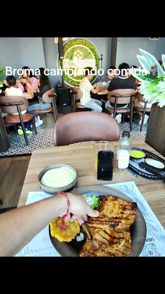 Broma cambiando comida🗿 thumbnail from TikTok