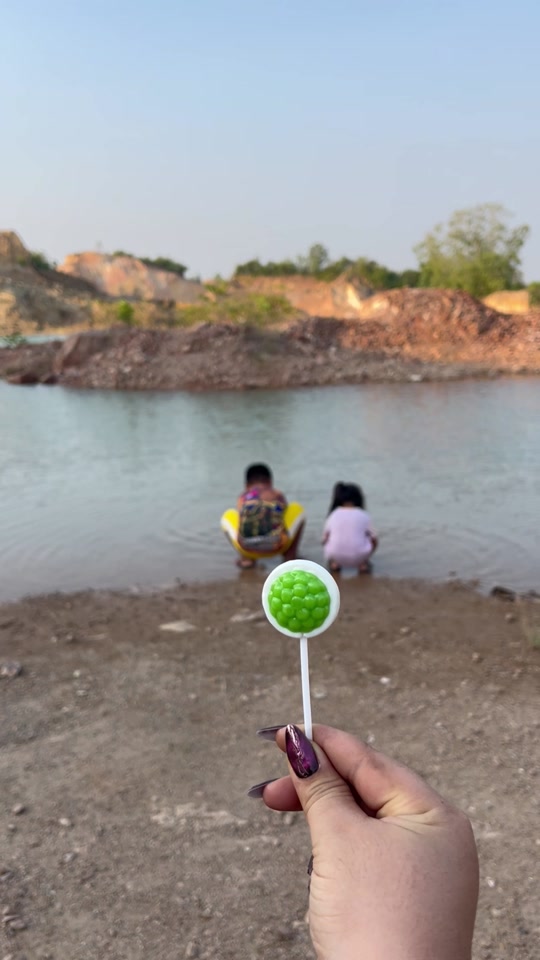 Survival Skills: is a smart and useful idea with candy 🍡🍡 thumbnail from TikTok