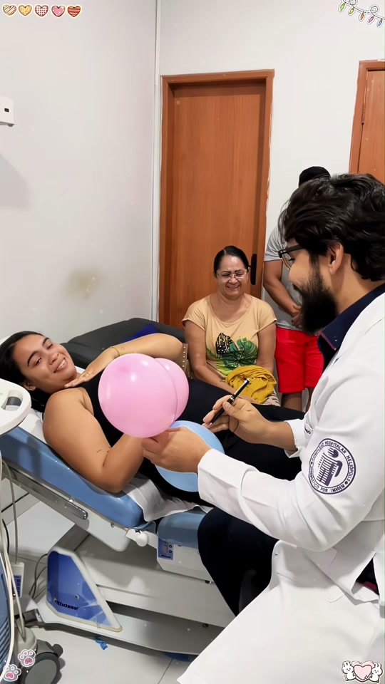 The doctor surprised the pregnant woman with a unique gender reveal method. thumbnail from TikTok