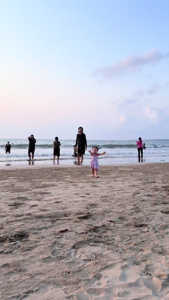 လှိုင်းကြောက်လို့တဲ့ 😅🥰❤️👧🏻 thumbnail from TikTok