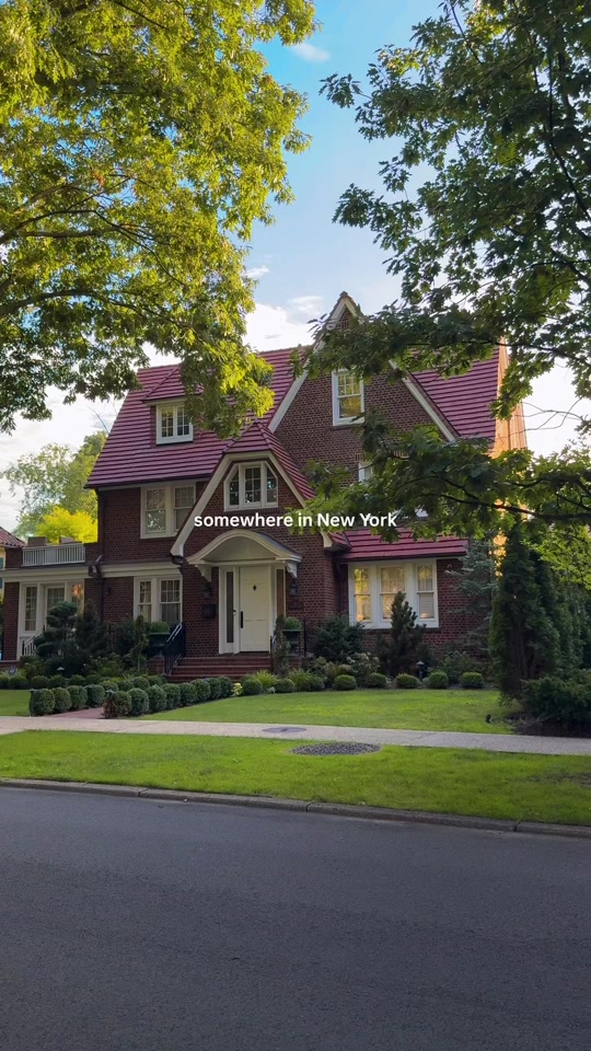 Somewhere in New York that feels like a movie 🏡 Quiet streets, beautiful homes, and so much greenery — a completely ... thumbnail from TikTok