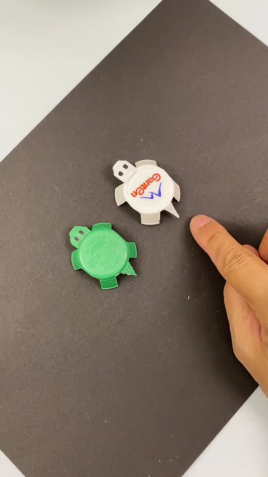 Don’t throw away bottle caps at home, and make fun homemade toys like bouncing turtles with your children! thumbnail from TikTok