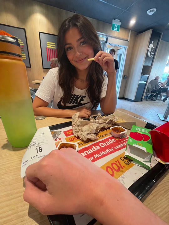 Js eat ur food🫩 @Moh🧼🤼 thumbnail from TikTok