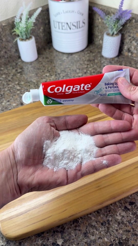 I mixed toothpaste with baking soda... I was not expecting this! thumbnail from TikTok