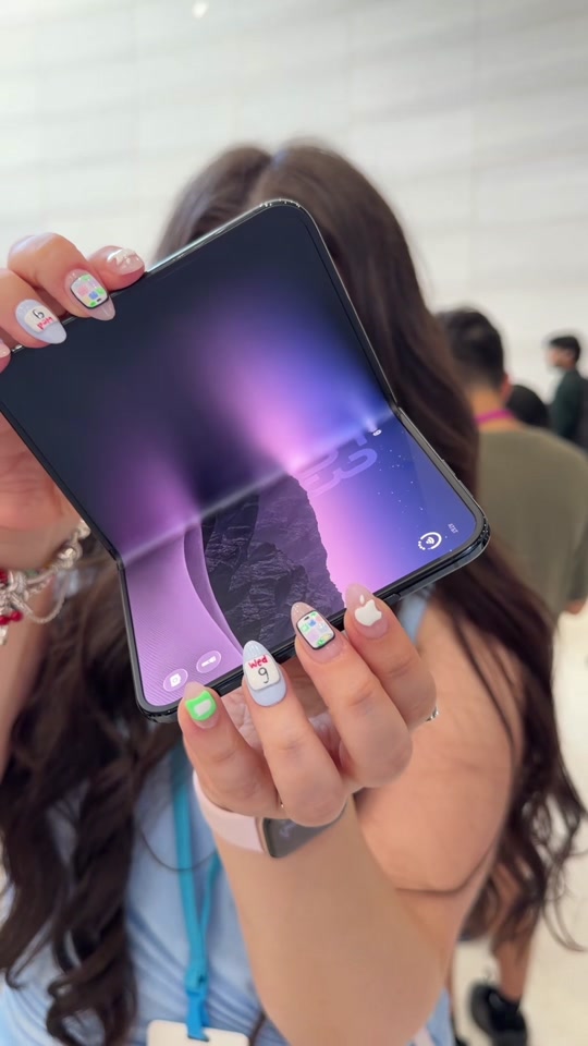 i still can’t believe i held the iPhone Duo!! AND ITS PERFECT!!!📱✨💫⭐️ thumbnail from TikTok