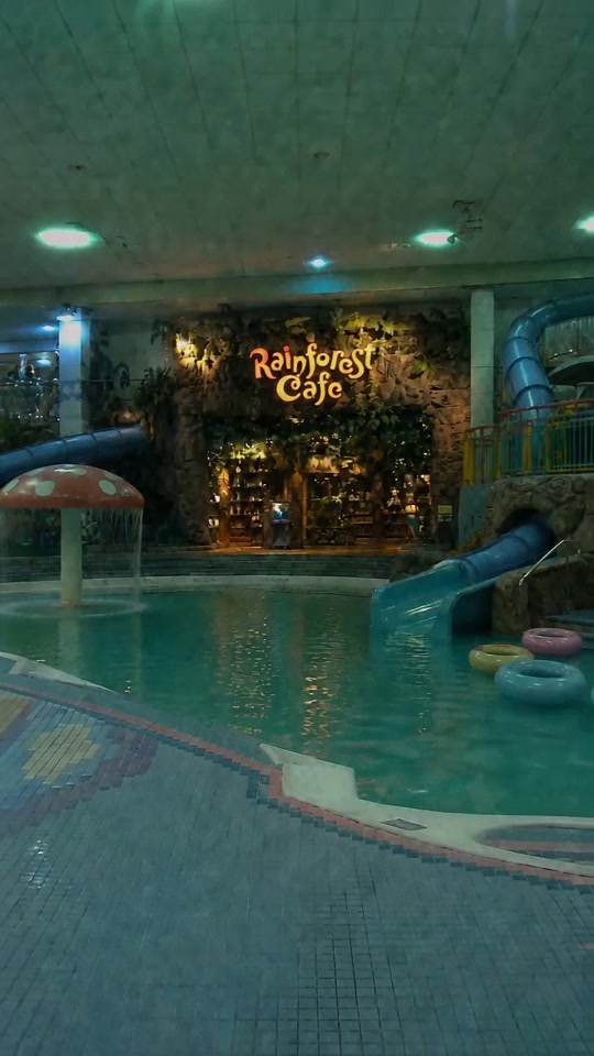 Something’s feels wrong with this Rainforest Cafe thumbnail from TikTok