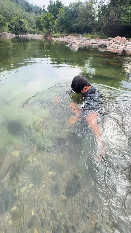Facebook, YouTube : Gold Discovery Armin. super hole in the water holds valuable treasures thumbnail from TikTok