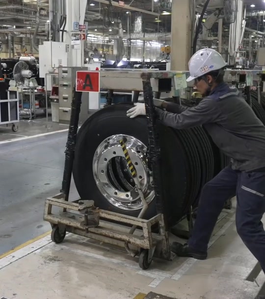P2.2. The production process for giant buses at a Japanese factory. thumbnail from TikTok