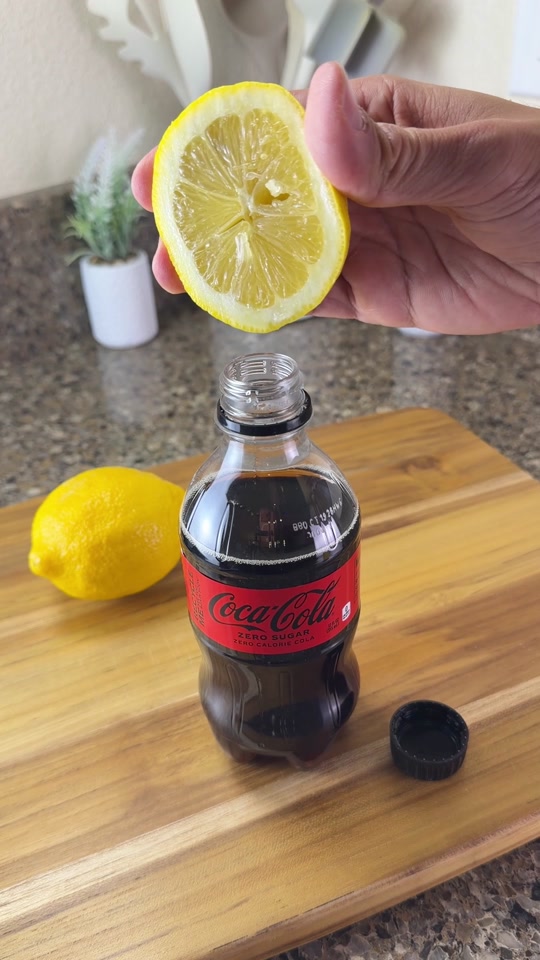 I mixed Coca-Cola with lemon… look what happened! 🤯 thumbnail from TikTok
