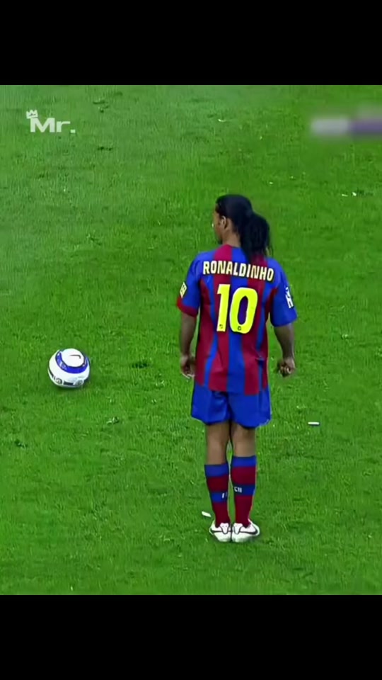 🇧🇷✨ Ronaldinho, le magicien du football ! ⚽🎩 Avec ses dribbles incroyables, ses gestes techniques et son sourire l... thumbnail from TikTok
