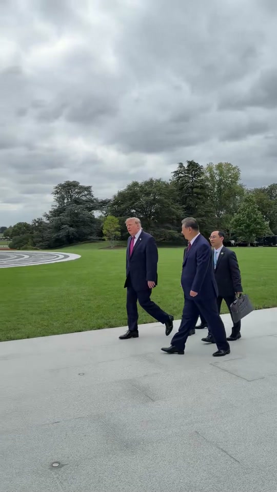 POTUS walks outside to give President Xi a tour of the new White House helipad thumbnail from TikTok