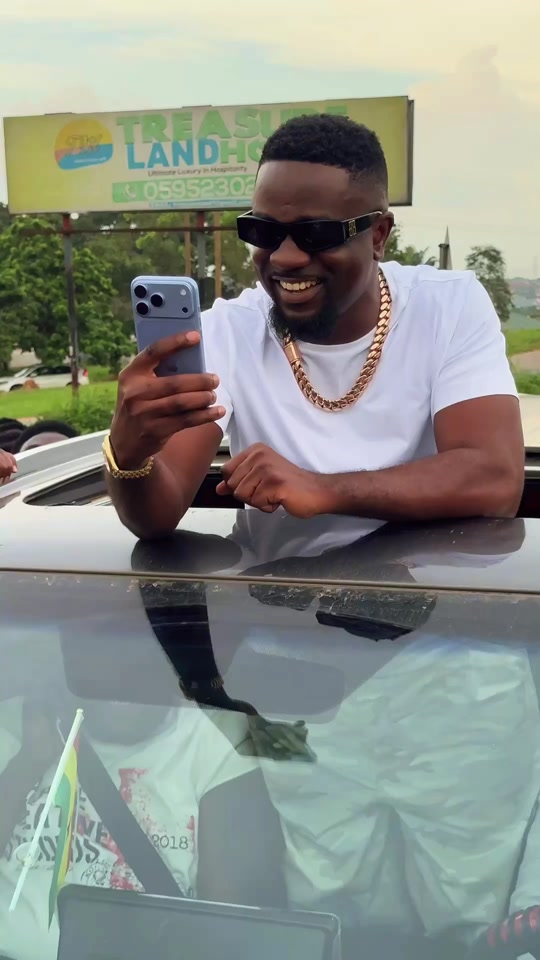 LANDLORD Sarkodie arrives in Kumasi for the RAPAHOLIC 26 Kumasi on the 24th of October thumbnail from TikTok