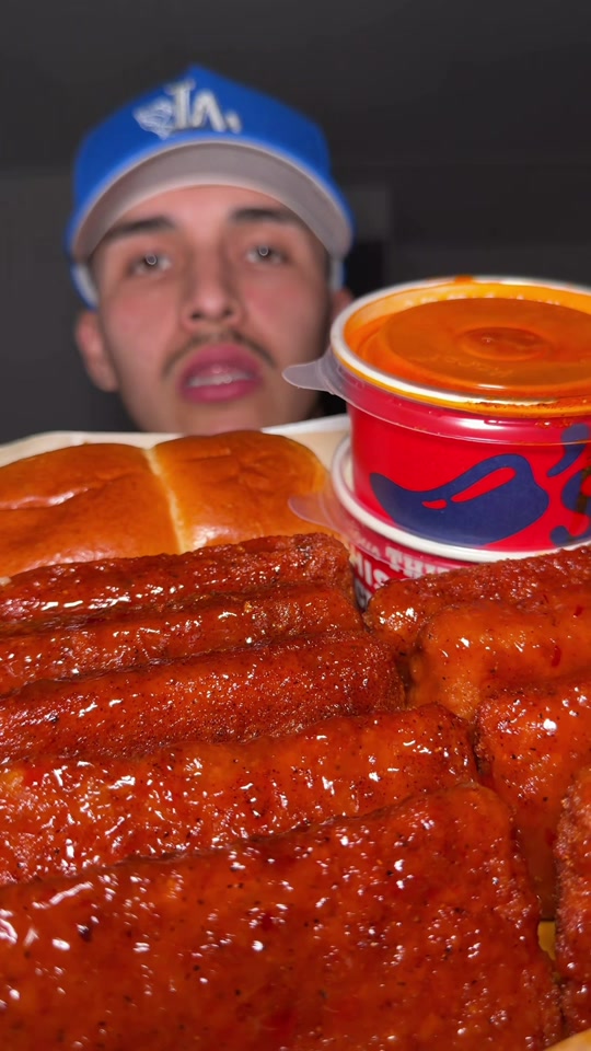 Chili’s Mukbang 🌶️ The cheese pulls were cheesing today 🧀 @Chili’s Grill & Bar thumbnail from TikTok