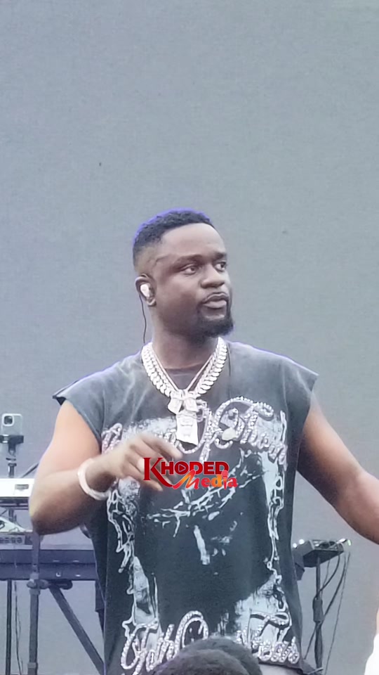 A Bite of Sarkodie’s AZONTO Performance thumbnail from TikTok